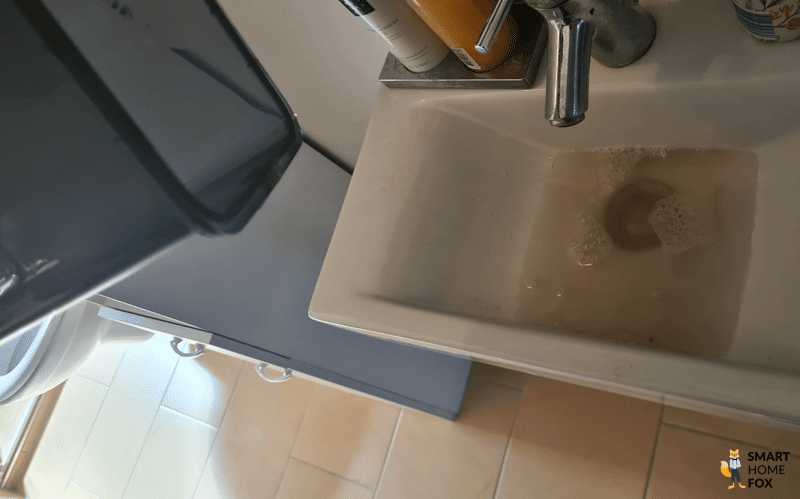 Der Schmutzwassertank des DEEBOT T30S ist zu sehen